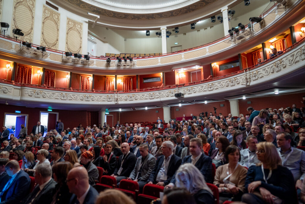 Goście na widowni Teatru Polskiego podczas konferencji EZD RP.